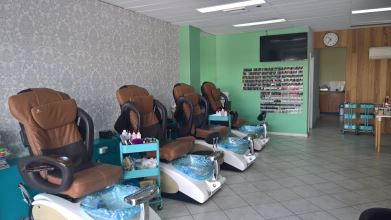 Deluxe Nails and Foot Spa